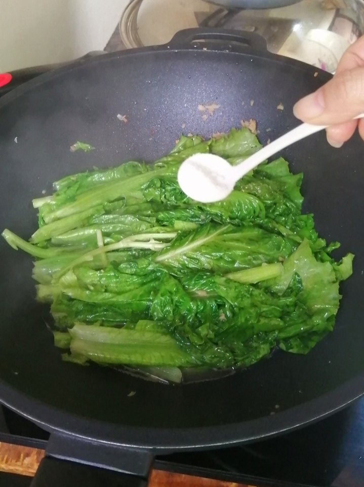 清炒生菜,加入盐
