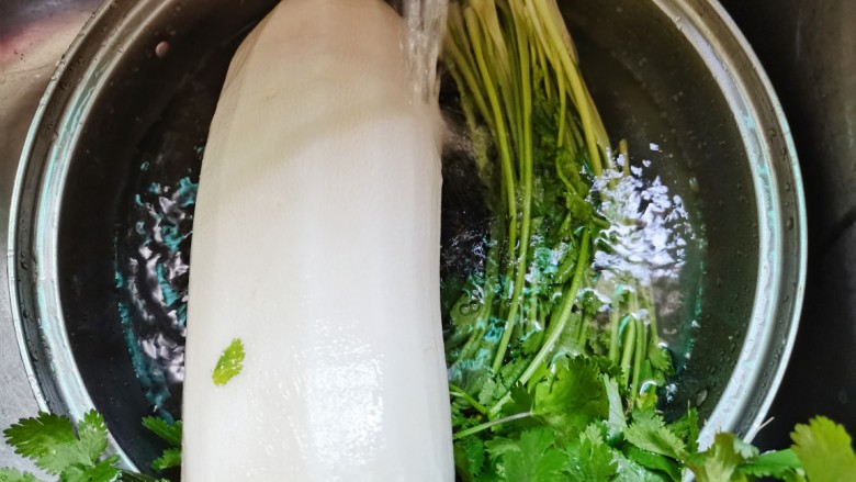 清炒白萝卜,香菜,白萝卜洗净