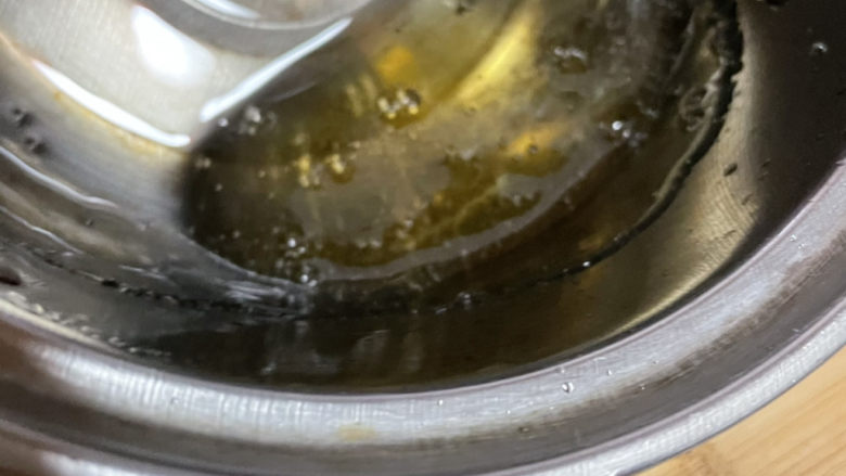 拨丝冰糖草莓,熬成这样的糖浆,用竹签沾点糖浆,放在冷水里降温,咬一点试试,嘎嘣脆就好了