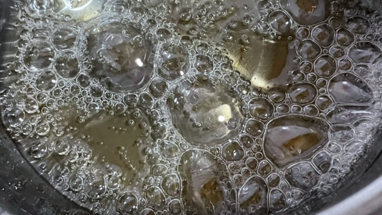 拨丝冰糖草莓,中火熬制,不要搅拌
