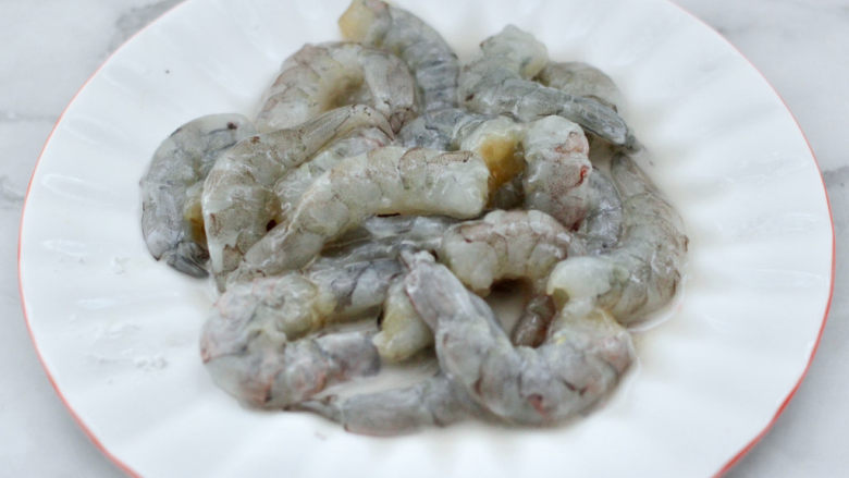 宫保虾球,所有调料食材混合搅拌均匀,腌制半小时。