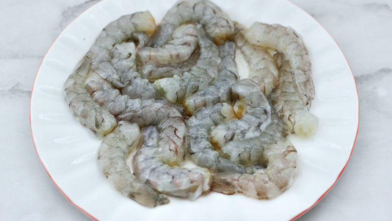 宫保虾球,<a style='color:red;display:inline-block;' href='/shicai/ 294'>海虾</a>洗净后去头,虾线和虾壳,放入盘中。
