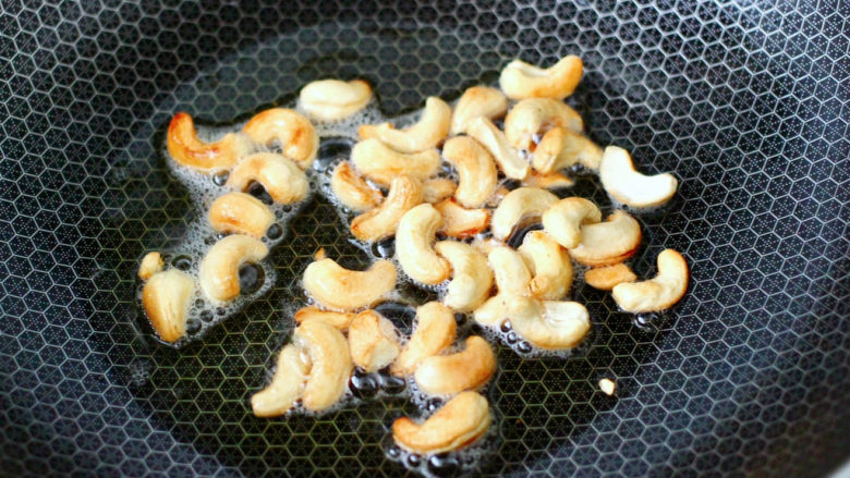 宫保虾球,热油放入<a style='color:red;display:inline-block;' href='/shicai/ 669'>腰果</a>,小火炸至金黄色捞出沥干油分。