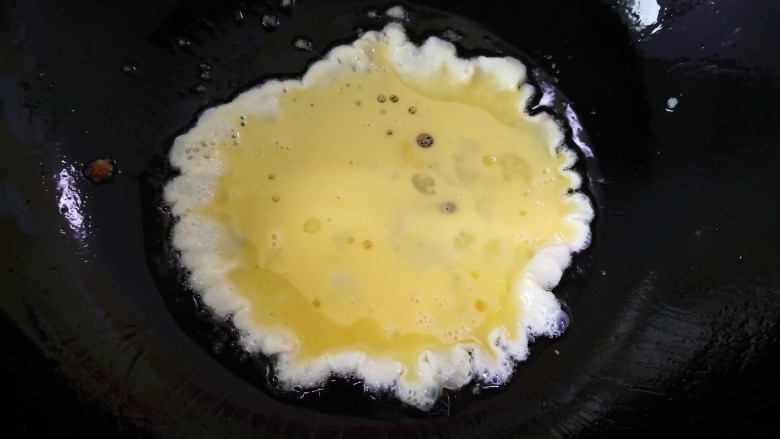 香菇鸡肉炒饭,锅留底油,倒入<a style='color:red;display:inline-block;' href='/shicai/ 9'>鸡蛋</a>液