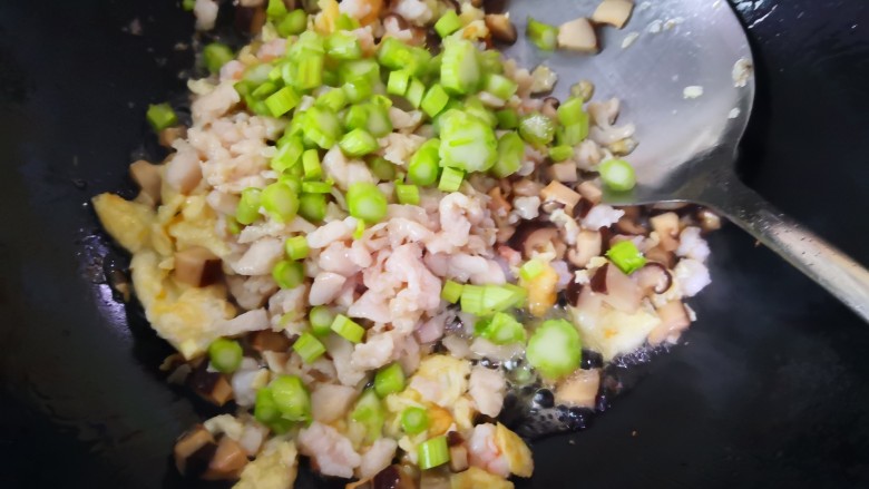 香菇鸡肉炒饭,翻炒一会,倒入菜苔继续翻炒一会