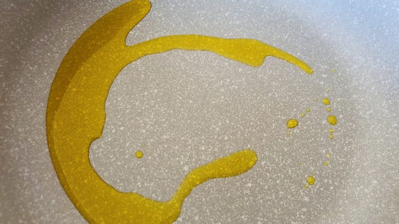 茄汁鲅鱼,平底不粘锅倒入少许食用油,晃动一下平底锅让食用油充分受热均匀,待油温5成热时放入处理好的小鲅鱼。