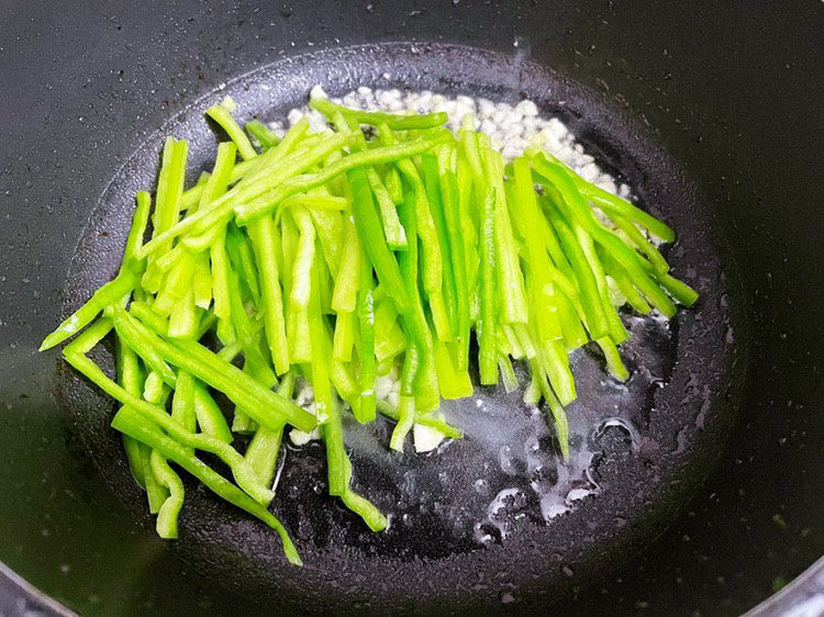 尖椒肉丝,加入尖椒炒至变软