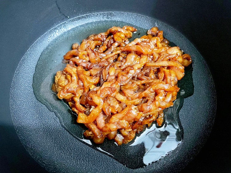 尖椒肉丝,锅中倒入适量的食用油烧热,放入猪肉