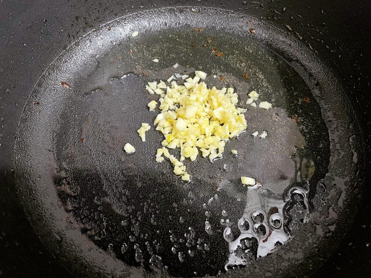 尖椒肉丝,锅中倒入适量的食用油烧热,放入蒜末爆香