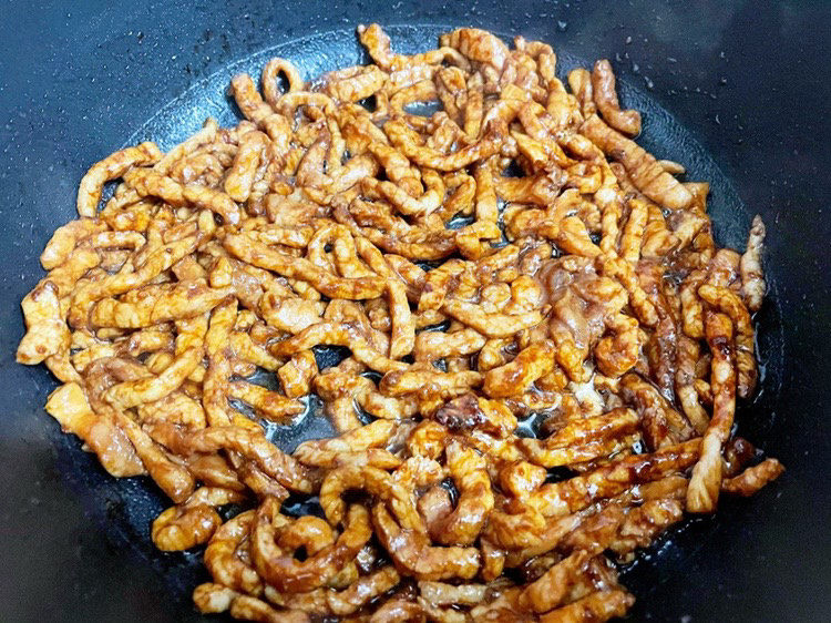 尖椒肉丝,炒至变色变白,盛出备用