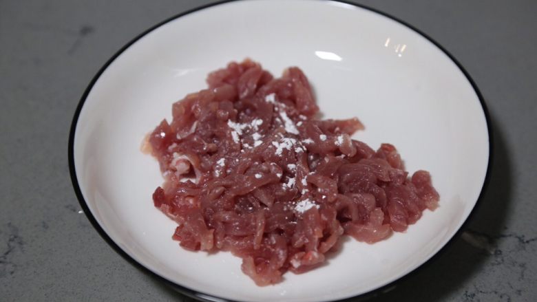 尖椒肉丝,放入盘中,加一点淀粉