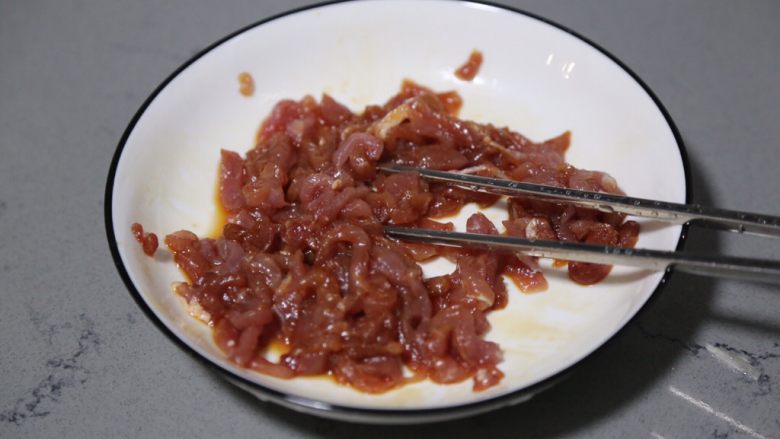 尖椒肉丝,再加一勺酱油和<a style='color:red;display:inline-block;' href='/shicai/ 718'>料酒</a>拌匀,腌制一会