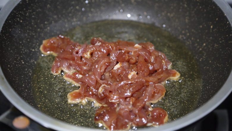尖椒肉丝,锅里倒入油烧热,下肉丝