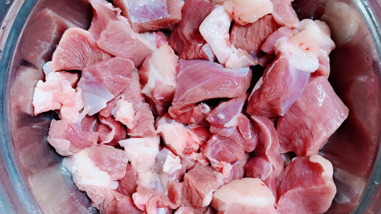 羊肉抓饭,<a style='color:red;display:inline-block;' href='/shicai/ 329'>羊肉</a>洗净,切小块。