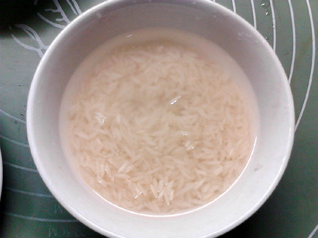 羊肉抓饭,大米用清水略微淘洗一下,控干水分,备用。