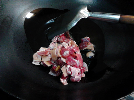 羊肉抓饭,倒入羊肉,中火翻炒。