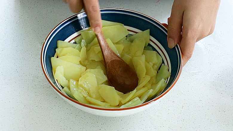 大红灯笼高高挂,土豆用勺子压成泥,