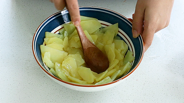 大红灯笼高高挂,土豆用勺子压成泥，