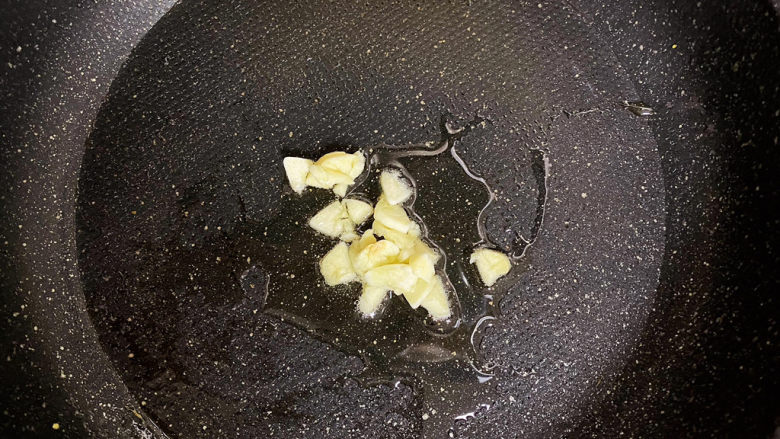 黄瓜炒胡萝卜,再另起锅热油,放入蒜末炒香。