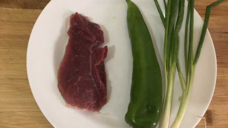 尖椒肉丝,准备所需食材