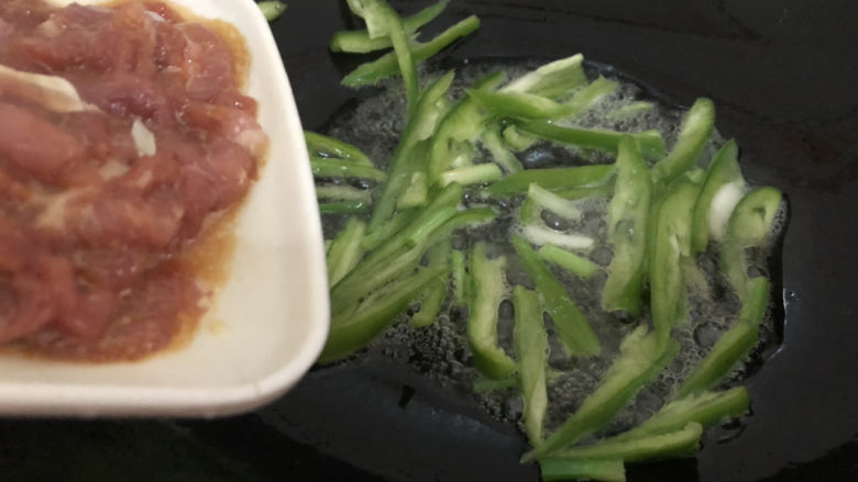 尖椒肉丝,跟着下肉丝快速翻炒(下肉之前调中大火)