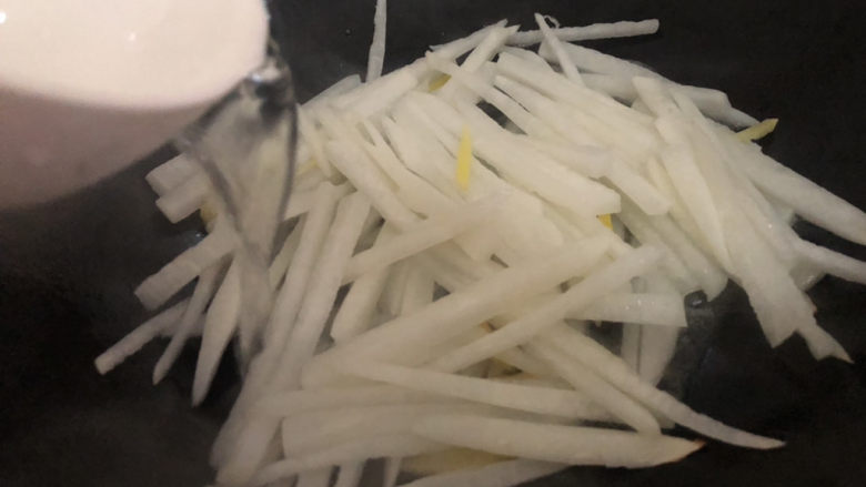 清炒白萝卜,加入适量的水盖盖煮五分钟左右(水量个人喜欢,喜欢软的就多加点,喜欢爽口的就少加点😊