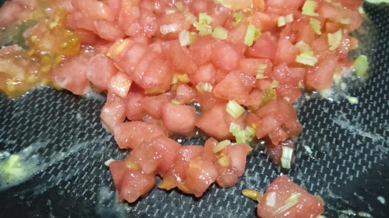 西红柿鸡蛋饺子,番茄切小丁,锅中热油,再倒入番茄丁,<a style='color:red;display:inline-block;' href='/shicai/ 125'>芹菜</a>丁翻炒2分钟左右