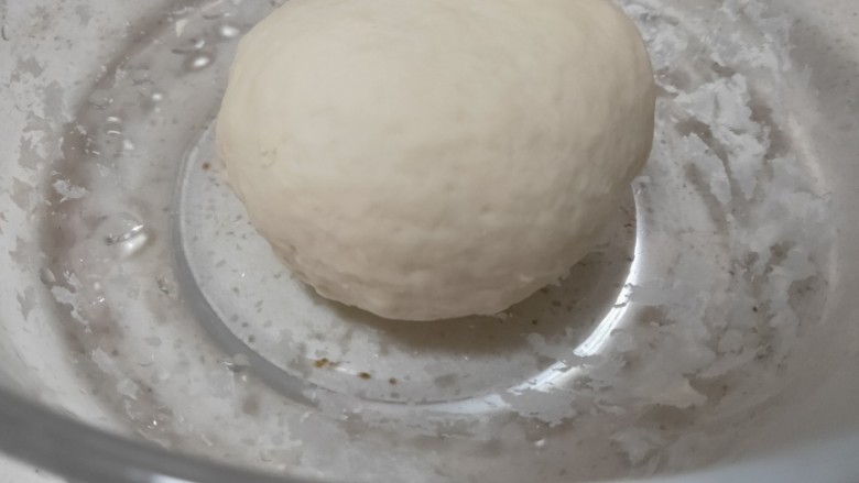 西红柿鸡蛋饺子,再揉成光滑的面团,静置10分钟,再分成10~12个小面团再擀成薄状