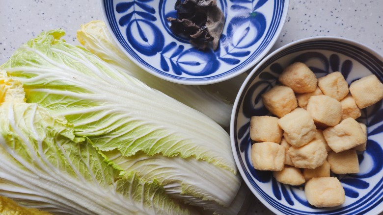 油豆腐炒白菜,首先我们准备好所有食材