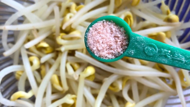 黄豆芽拌海带,黄豆芽放蒜泥,再放入2克盐