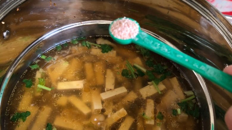 榨菜豆腐汤,放入少许,半勺盐