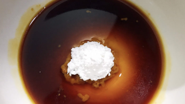 油豆腐炒白菜,碗中加入适量水,盐,生抽,生粉