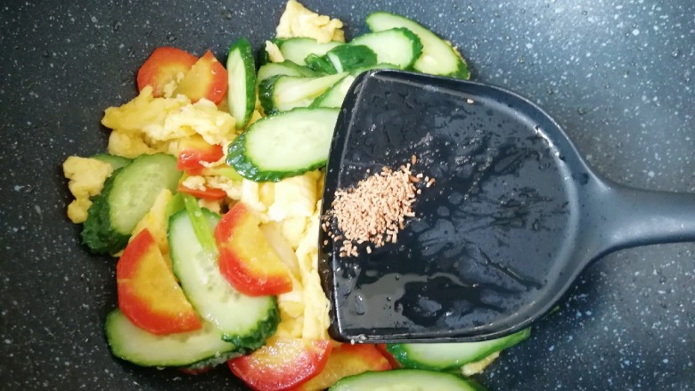 黄瓜炒胡萝卜,放鸡鲜调味料翻炒均匀出锅。