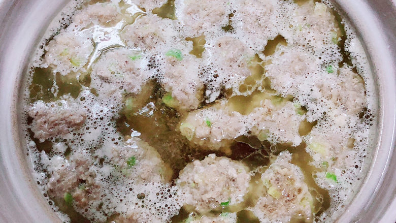 肉丸粉丝汤,锅中烧开水,逐一下入肉丸。