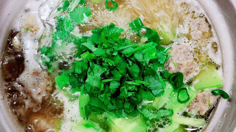 肉丸粉丝汤,撒上胡椒粉、香菜末,搅拌均匀即可出锅。