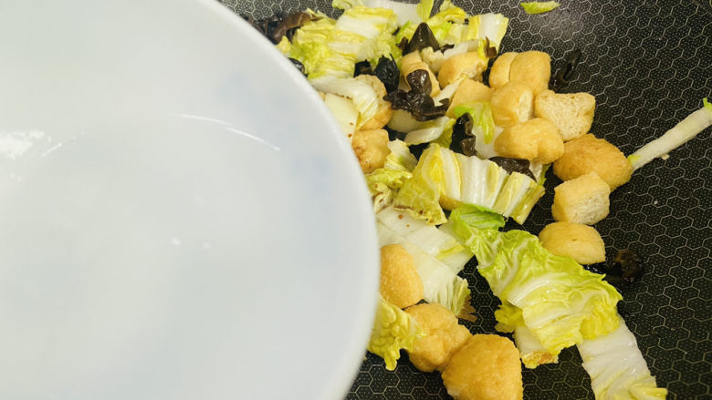 油豆腐炒白菜,加入适量热水,加盖焖三分钟