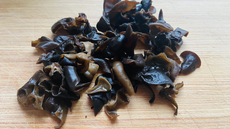 油豆腐炒白菜,<a style='color:red;display:inline-block;' href='/shicai/ 118178'>干黑木耳</a>提前泡发清洗干净