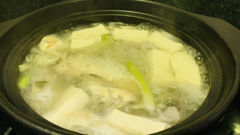 鱼头豆腐煲,转中小火煲30小时,不要翻动