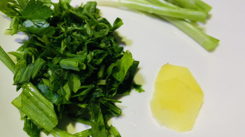 鱼头豆腐煲,准备蒜叶、葱白、姜片、芹菜,洗净,切好,待用