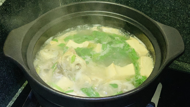鱼头豆腐煲,加1勺<a style='color:red;display:inline-block;' href='/shicai/ 756'>鸡精</a>,1勺盐,撒上蒜叶,芹菜叶