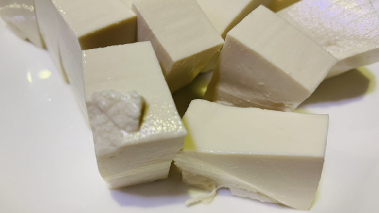 榨菜豆腐汤,将豆腐切小块,比较容易入味