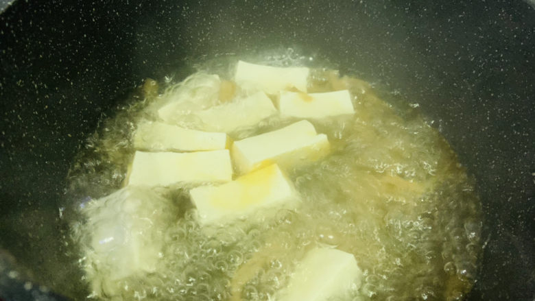 榨菜豆腐汤,大火煮开,转中火煮3分钟