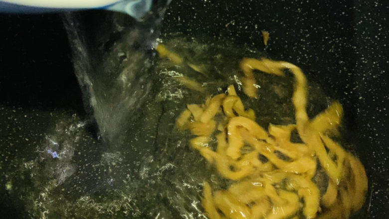 榨菜豆腐汤,将榨菜炒出香味,加入清水