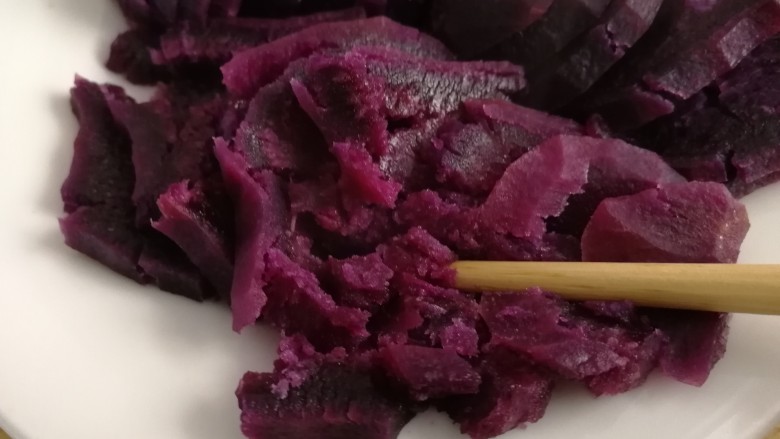 紫薯布丁,隔水上锅蒸15分钟,筷子可以扎烂就可以了。