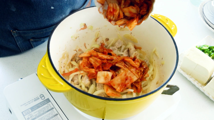 泡菜豆腐锅,炒至洋葱变软后加入泡菜