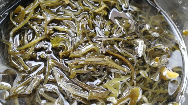 黄豆芽拌海带,海带丝清水泡发,洗掉细沙。
