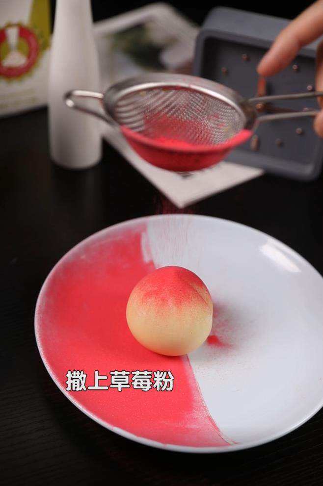 仙桃冻奶,冻好后取出,撒上<a style='color:red;display:inline-block;' href='/shicai/ 109014'>草莓粉</a>,可可爱爱的仙桃冻奶就完成啦