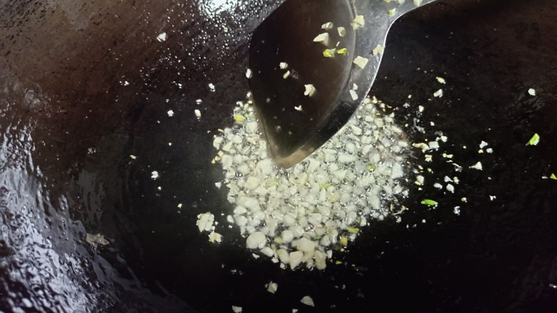 蚝汁素鲍鱼,盛去多余油量,先炒香蒜末