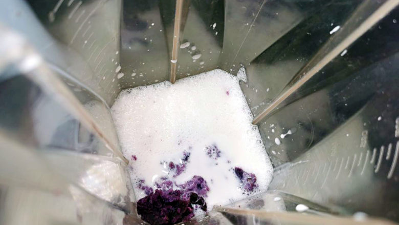 紫薯布丁,其他的紫薯泥加牛奶与糖混合一起,放入破壁机打匀