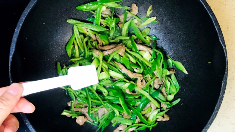尖椒肉丝,撒入盐调味,盐不要加多了